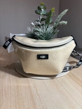 UGG Clear Vinyl & Shearling Belt Bag in Cream